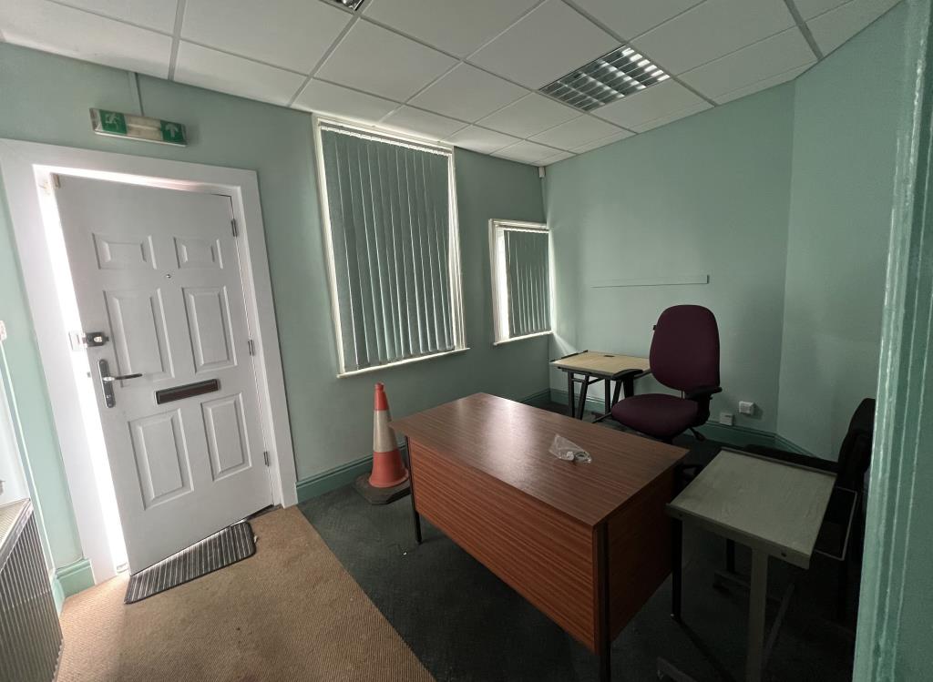 Lot: 96 - OFFICES PREMISES AND PARKING WITH POTENTIAL -